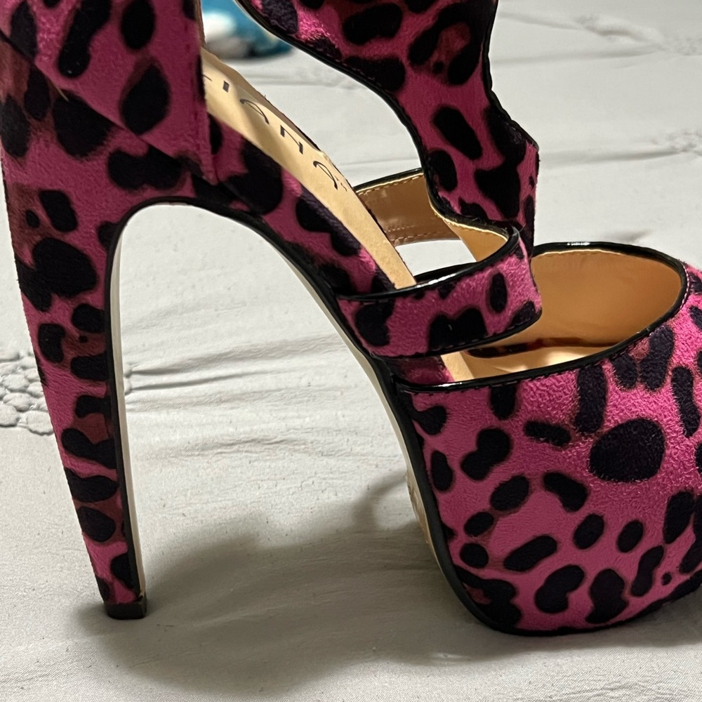 LILIANA curved heel Peep-toe Platform